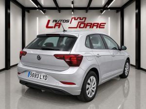 Volkswagen Polo plateado seminuevo 2022 95 CV