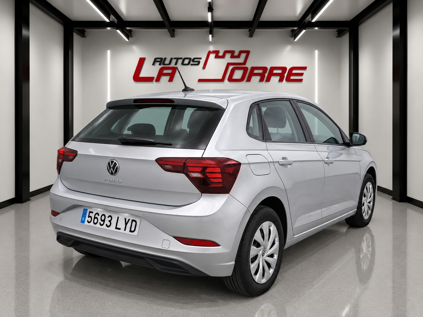 Volkswagen Polo plateado seminuevo 2022 95 CV
