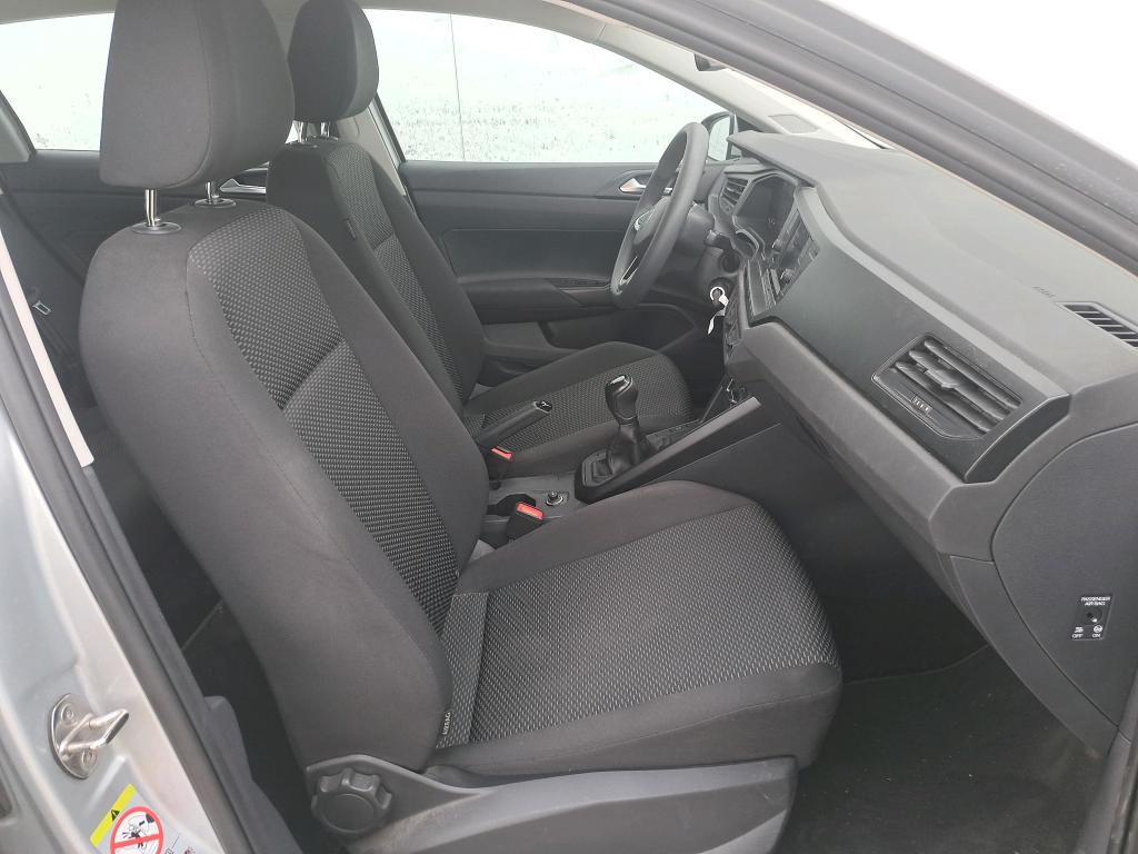 Volkswagen Polo plateado seminuevo 2022 95 CV