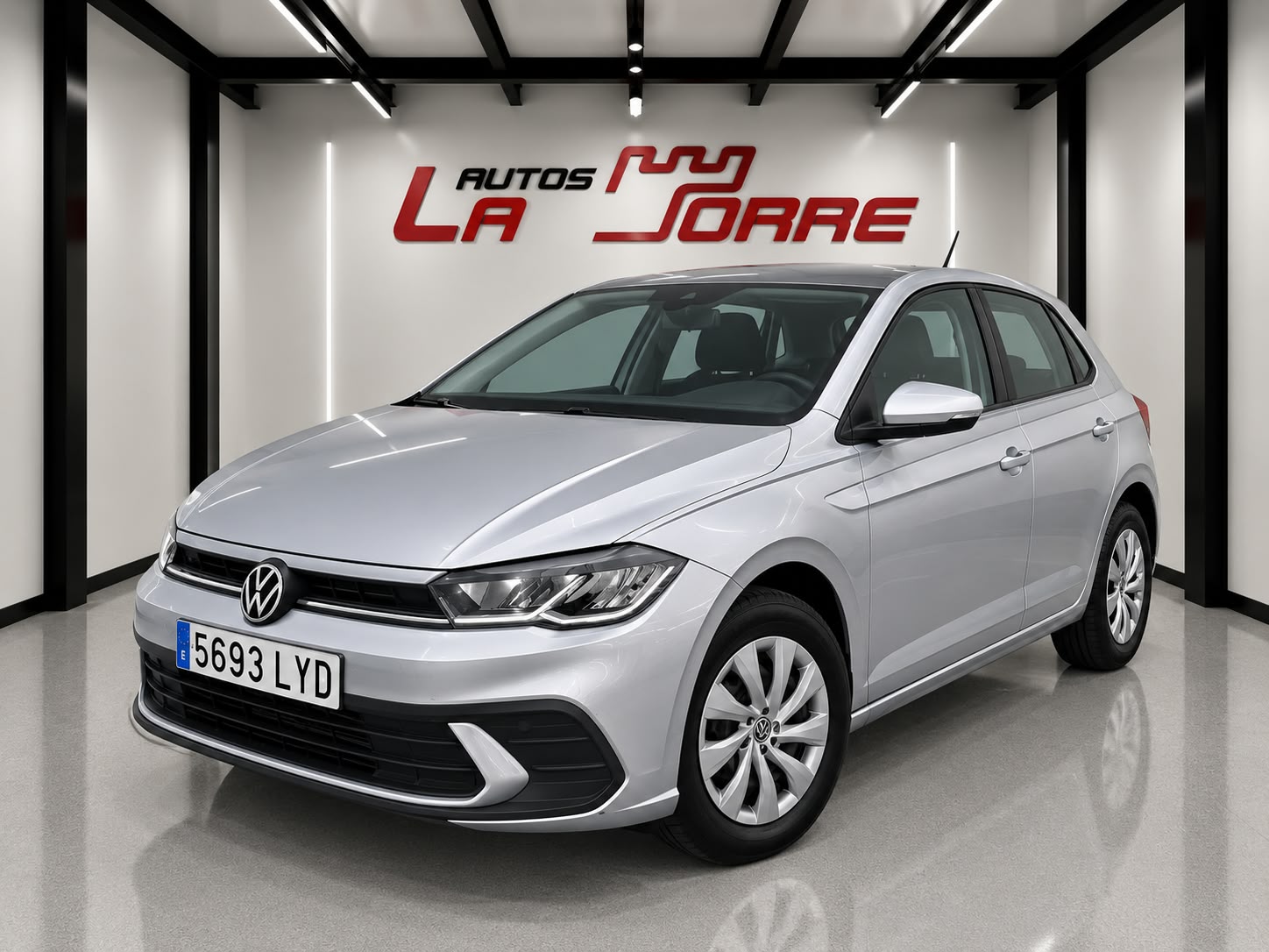 Volkswagen Polo plateado seminuevo 2022 95 CV