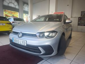Volkswagen Polo plateado seminuevo 2022 95 CV